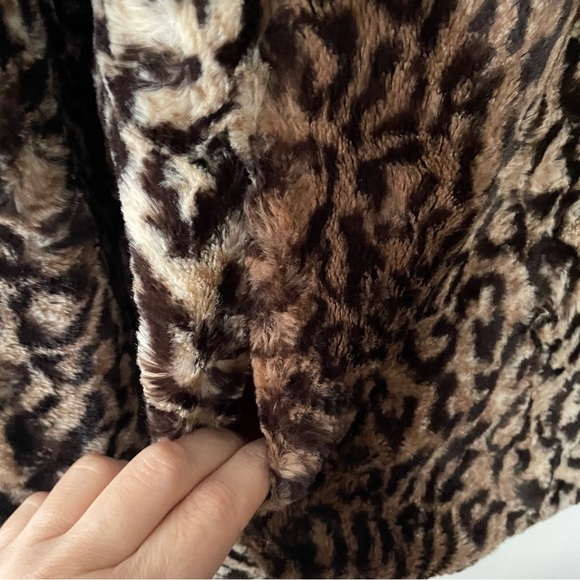 Tobias Leopard Print Plush Faux Fur Bomber Jacket Mob Wife Size Large - Picture 5 of 10